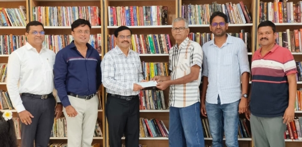 वाढदिवसानिमित्त नगर वाचनालय 25 हजाराची देणगी