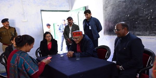 उत्तरकाशीमध्ये भारत-चीन सीमेलगतच्या मतदान केंद्रांची मुख्य निवडणूक आयुक्तांनी केली पाहणी