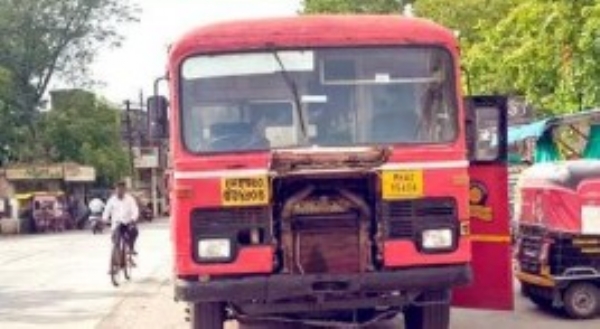 रेडिएटर लीक झाल्याने शास्त्री चौकात एसटी बस पडली बंद