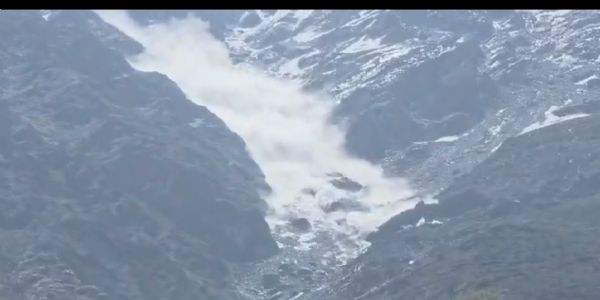 कंचनगंगा येथे हिमस्खलन, कोणतीही जीवित अथवा वित्तहानी नाही; प्रशासनाने दक्षता वाढवली