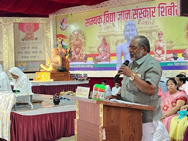 सम्यक ज्ञान विद्या संस्कार शिबिरात बोलताना राजू शेट्टी