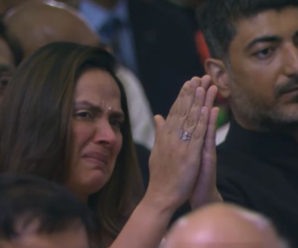 Dharmendra Awarded Posthumous Padma Vibhushan Hema Malini Ahana Deol Get Emotional