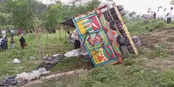 बांगलादेशमध्ये लोखंडी सळ्यांनी भरलेला ट्रक उलटल्याने अपघात; १५ जणांचा मृत्यू, १० जखमी
