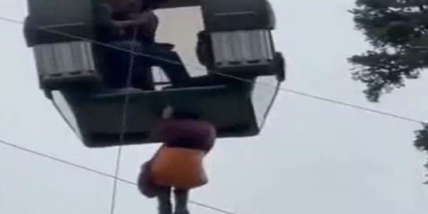 गुलमर्गमध्ये केबल कार अडकल्याने ३०० पर्यटक अडकले; बचावकार्य सुरू