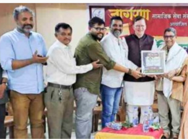 इक्बाल मुकादम यांना खावर पुरस्कार प्रदान
