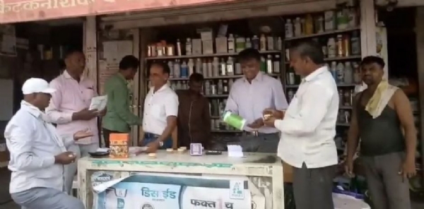 शेतकऱ्यांची खते खरेदीसाठी लगबग शेतकऱ्यांना भाववाढीची भीती शेतकऱ्यांची खते खरेदीसाठी लगबग शेतकऱ्यांना भाववाढीची भीती