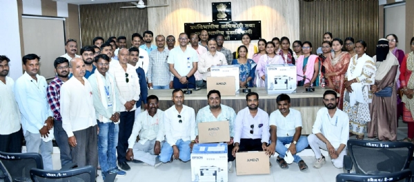 डिजिटल महसूल व्यवस्थेला नवे बळ : परभणी तालुक्यातील 9 मंडळ अधिकारी व 52 ग्राम महसूल अधिकाऱ्यांना लॅपटॉप-प्रिंटरचे वाटप
