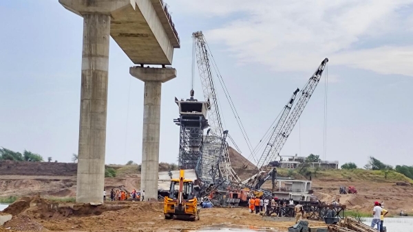 UP hamirpur 6 dead under construction bridge collapses
