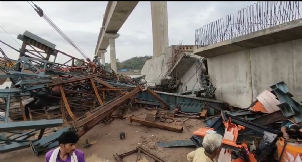 UP hamirpur 6 dead under construction bridge collapses