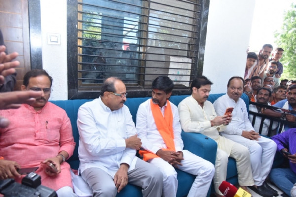 जरांगे राधाकृष्ण विखे पाटील जरांगे राधाकृष्ण विखे पाटील