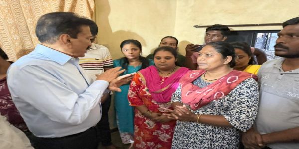पुणे विषारी दारू प्रकरणातील पीडित कुटुंबियांची मंत्री गिरीश महाजन यांची भेट