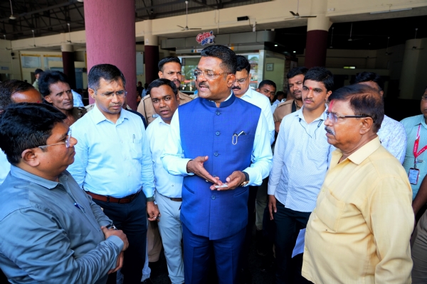रत्नागिरी एसटी बसस्थानकाला परिवहन मंत्र्यांची भेट