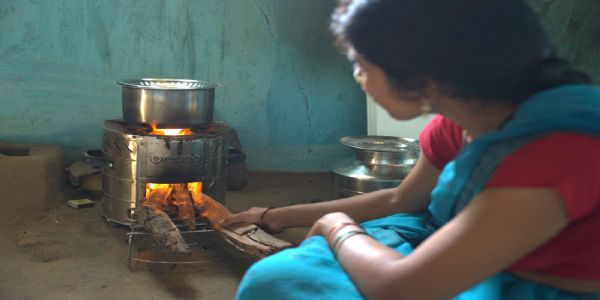 मुख्यमंत्र्यांच्या पुढाकारातून धानोरा-एटापल्लीत २० हजार धुररहित चुलींचे वितरण पूर्ण