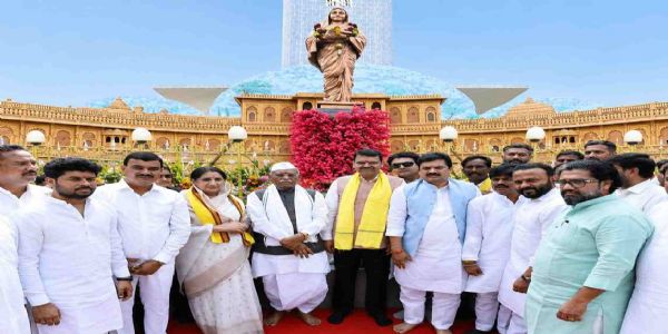 पुण्यश्लोक अहिल्यादेवी होळकर यांना मुख्यमंत्री फडणवीस यांचे अभिवादन