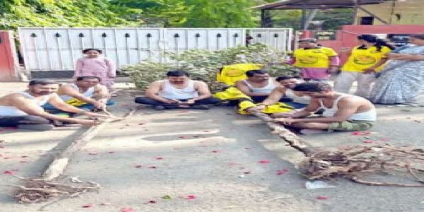 तोडलेल्या वृक्षांची अंत्ययात्रा पालिका आयुक्तांच्या दारात