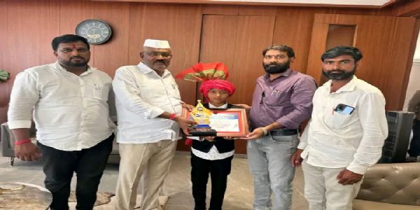 अनिल बेद्रे व त्यांचे शिष्य चि. कार्तिक भवर यांचा आ. सुरेश धस यांच्या हस्ते सन्मान