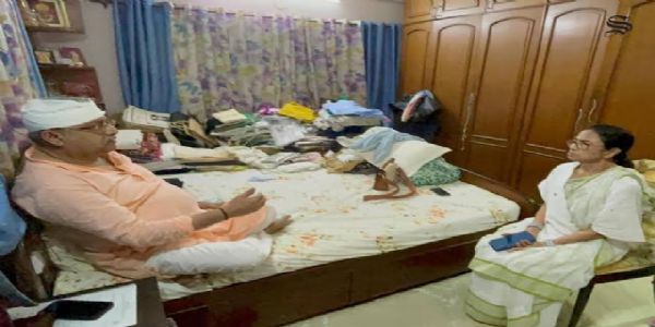 हल्ल्यानंतर ममता बॅनर्जी यांनी कल्याण बॅनर्जी यांची घेतली भेट