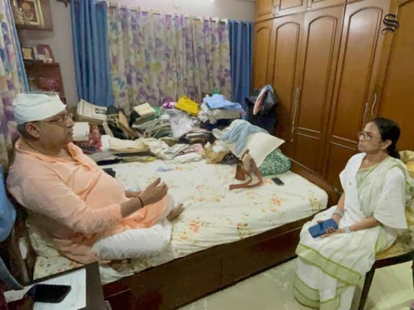 हल्ल्यानंतर ममता बॅनर्जी यांनी कल्याण बॅनर्जी यांची घेतली भेट
