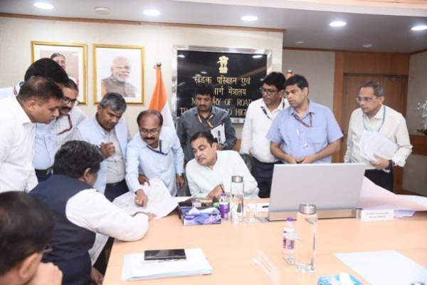 Gadkari Reviews Proposed NH Projects Maharashtra