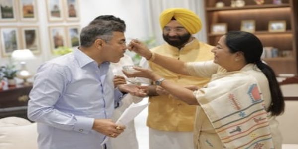 प. बंगाल विजयावर दिल्लीत जल्लोष; रेखा गुप्ता यांनी झालमुरी-रसगुल्ल्याने साजरा केला आनंद