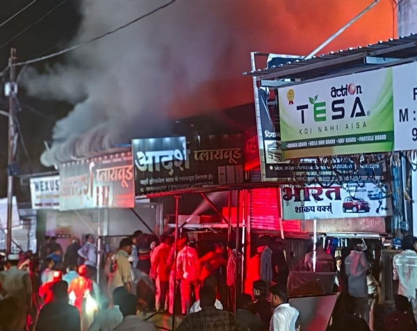 अचलपूरमध्ये भीषण आग; ‘आदर्श फर्निचर’सह 7 दुकाने भस्मसात, लाखोंचे नुकसान