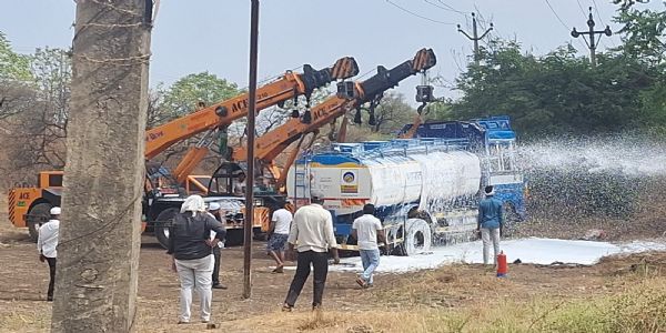 मनमाड मालेगाव महामार्गावर टँकर ट्रकचा अपघात चौघे जखमी