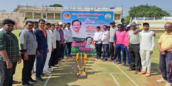 सोलापूर - एकदिवसीय क्रिकेट स्पर्धेचे उद्घाटन उत्साहात संपन्न
