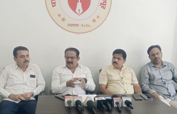 पत्रकार परिषदेत मदन पाटील, प्रल्हाद खवरे आणि इतर