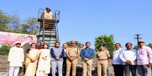 राजर्षी शाहूंना कृतज्ञ अभिवादन : ट्रस्टतर्फे दसरा चौकात पुष्पांजली