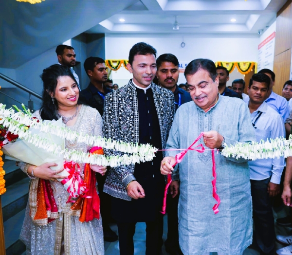 अत्याधुनिक ‘गोल्डन हँड्स हॉस्पिटल’चा शुभारंभ  करताना नितीन गडकरी