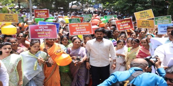 गांधीनगर पाणीपुरवठा योजनेच्या विलंबाविरोधात 13 गावांचा घागर मोर्चा