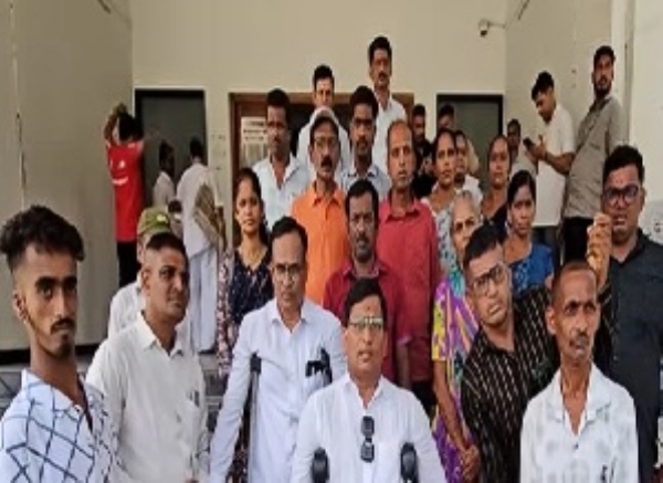 ओम साई गणेश अपंग कल्याण संस्थेच्या वतीने संजय गांधी विभागाच्या कथित ढिसाळ कारभाराविरोधात सोमवार (दि. १ जून २०२६) रोजी कर्जत तहसील कार्यालयात आमदार व तहसीलदार यांना निवेदन देण्यात आले. यावेळी मोठ्या संख्येने दिव्यांग बांधव उपस्थित होते. संस्थेचे अध्यक्ष अमर साळोखे यांच्या नेतृत्वाखाली देण्यात आलेल्या निवेदनात विविध मागण्या करण्यात आल्या. त्यामध्ये हयातीचे फॉर्म विनाशुल्क ऑनलाइन करण्यात यावेत, बंद झालेल्या पेन्शन योजना तात्काळ सुरू करण्यात याव्यात, नवीन प्रकरणे मंजुरीसाठी तहसीलदारांकडे ठेवण्यात यावीत तसेच कर्तव्यदक्ष महसूल अधिकारी म्हणून ओळख असलेल्या अनिल बबन पाटील यांच्याकडे संजय गांधी विभागाचे संपूर्ण कामकाज सोपविण्यात यावे, अशा प्रमुख मागण्यांचा समावेश आहे. याशिवाय संजय गांधी विभागाबाबत लाभार्थ्यांच्या ज्या काही तक्रारी आहेत, त्या प्रशासनाने गांभीर्याने ऐकून त्यावर तत्काळ कार्यवाही करावी, अशी मागणीही करण्यात आली. या वेळी संस्थेचे सचिव पकेश भोईर, धनाजी हाडप, गणेश मुढे, रमेश भोईर, सामाजिक कार्यकर्ते राजेंद्र बंदे, परशुराम घरत, रामदास पाटील, पत्रकार सतीश पाटील, सचिन वायले, यादव धारणे, अर्जुन लाड, महेंद्र गोमारे, महेंद्र व्हेशीकर, सुरेखा जाधव यांच्यासह अनेक दिव्यांग लाभार्थी उपस्थित होते. ओम साई गणेश अपंग कल्याण संस्थेच्या वतीने संजय गांधी विभागाच्या कथित ढिसाळ कारभाराविरोधात सोमवार (दि. १ जून २०२६) रोजी कर्जत तहसील कार्यालयात आमदार व तहसीलदार यांना निवेदन देण्यात आले. यावेळी मोठ्या संख्येने दिव्यांग बांधव उपस्थित होते. संस्थेचे अध्यक्ष अमर साळोखे यांच्या नेतृत्वाखाली देण्यात आलेल्या निवेदनात विविध मागण्या करण्यात आल्या. त्यामध्ये हयातीचे फॉर्म विनाशुल्क ऑनलाइन करण्यात यावेत, बंद झालेल्या पेन्शन योजना तात्काळ सुरू करण्यात याव्यात, नवीन प्रकरणे मंजुरीसाठी तहसीलदारांकडे ठेवण्यात यावीत तसेच कर्तव्यदक्ष महसूल अधिकारी म्हणून ओळख असलेल्या अनिल बबन पाटील यांच्याकडे संजय गांधी विभागाचे संपूर्ण कामकाज सोपविण्यात यावे, अशा प्रमुख मागण्यांचा समावेश आहे. याशिवाय संजय गांधी विभागाबाबत लाभार्थ्यांच्या ज्या काही तक्रारी आहेत, त्या प्रशासनाने गांभीर्याने ऐकून त्यावर तत्काळ कार्यवाही करावी, अशी मागणीही करण्यात आली. या वेळी संस्थेचे सचिव पकेश भोईर, धनाजी हाडप, गणेश मुढे, रमेश भोईर, सामाजिक कार्यकर्ते राजेंद्र बंदे, परशुराम घरत, रामदास पाटील, पत्रकार सतीश पाटील, सचिन वायले, यादव धारणे, अर्जुन लाड, महेंद्र गोमारे, महेंद्र व्हेशीकर, सुरेखा जाधव यांच्यासह अनेक दिव्यांग लाभार्थी उपस्थित होते.
