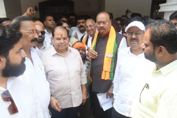 पालकमंत्री बावनकुळे यांच्या उपस्थितीत प्रवीण पोटे यांनी केला उमेदवारी अर्ज दाखल
