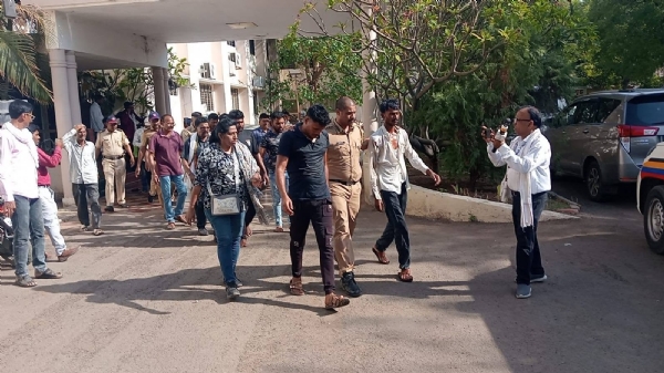 येलदरी’च्या स्थानिक मच्छिमारांचा परभणी जिल्हाधिकारी कार्यालयात सामुहीक आत्मदहनाचा प्रयत्न येलदरी’च्या स्थानिक मच्छिमारांचा परभणी जिल्हाधिकारी कार्यालयात सामुहीक आत्मदहनाचा प्रयत्न