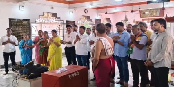 पंतप्रधानांच्या बारा वर्षांच्या कारकिर्दीबद्दल रत्नागिरीत महाआरती