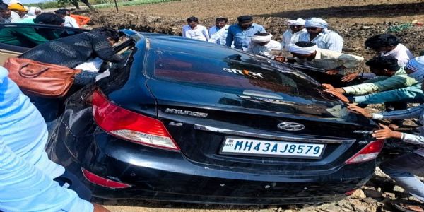 उभ्या जीपवर कार धडकली, दोघे गंभीर जखमी