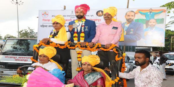 योगपट्टू रोहित चव्हाण यांची कोल्हापूरात मिरवणूक