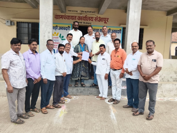 शिरोली शिवसेनेचे शिष्टमंडळ निवेदन देताना