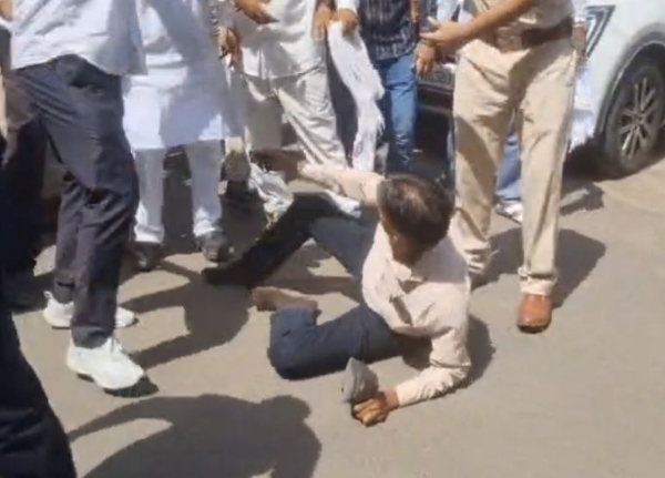 किरीट सोमय्या वापस जाओच्या घोषणांनी दणाणली महापालिका किरीट सोमय्या वापस जाओच्या घोषणांनी दणाणली महापालिका