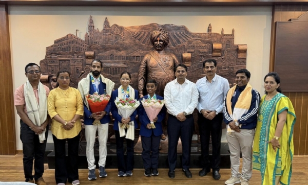 खेळाडूंचा सत्कार करताना जिल्हाधिकारी डॉ. विजय राठोड