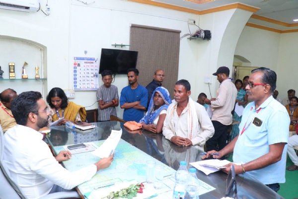 जिल्हाधिकारी रोहन घुगे