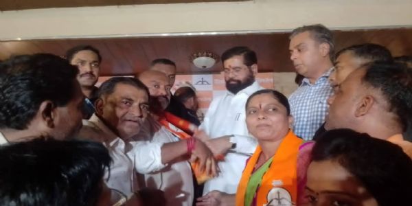 हसापुरे शिवसेनेत; एकनाथ शिंदेंनी घातला शेला