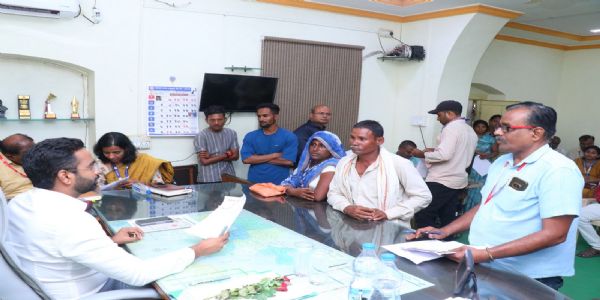 जळगाव - जनसमाधान बैठकीतील अर्जदारांच्या विविध विषयांच्या  समस्या तात्काळ सोडवा : जिल्हाधिकारी