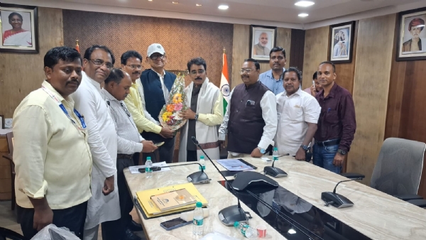 ### **कास्ट्राईब कर्मचारी महासंघाच्या मागण्यांवर जिल्हाधिकाऱ्यांसोबत सकारात्मक चर्चा**  **अलिबाग, प्रतिनिधी :** कास्ट्राईब कर्मचारी महासंघाच्या प्रलंबित मागण्या, कर्मचाऱ्यांच्या प्रशासकीय अडचणी आणि विविध सेवा विषयक प्रश्नांवर चर्चा करण्यासाठी रायगड जिल्हाधिकारी कार्यालयात महत्त्वपूर्ण बैठक पार पडली. जिल्हाधिकारी **किशन जावळे** आणि निवासी उपजिल्हाधिकारी **संदेश शिर्के** यांच्या उपस्थितीत झालेल्या या बैठकीत कर्मचाऱ्यांच्या अनेक प्रश्नांवर सविस्तर चर्चा करण्यात आली.  बैठकीदरम्यान जिल्हाधिकारी जावळे यांनी विविध विभागांशी थेट संपर्क साधून काही प्रकरणांमध्ये तत्काळ निर्णय घेत कर्मचाऱ्यांना दिलासा दिला. सरळ सेवा भरतीतील अनुशेष पदे भरणे, अनुकंपा भरती प्रक्रियेला गती देणे, आश्वासित प्रगती योजना, प्रलंबित वैद्यकीय बिले, निलंबन व पेन्शन प्रकरणांचा निपटारा, तसेच बदली आणि पदस्थापना यांसारख्या विविध विषयांवर चर्चा करण्यात आली.  याशिवाय मागासवर्गीय कर्मचाऱ्यांना महत्त्वाच्या पदांवर संधी देणे, पुरवठा विभागातील कर्मचाऱ्यांच्या प्रशासकीय अडचणी सोडविणे आणि दुर्गम भागातील आदिवासी विद्यार्थ्यांना आधार कार्ड उपलब्ध करून देण्यासाठी विशेष उपाययोजना करण्याची मागणीही महासंघाच्या वतीने करण्यात आली.  यावेळी जिल्हाधिकारी किशन जावळे यांनी प्रशासन कास्ट्राईब कर्मचारी महासंघाच्या सर्व मागण्यांबाबत सकारात्मक असून कोणताही प्रश्न प्रलंबित राहणार नाही यासाठी आवश्यक ती कार्यवाही केली जाईल, असे आश्वासन दिले.  बैठकीला कास्ट्राईब कर्मचारी महासंघाचे महासचिव **सुरेश तांबे**, वरिष्ठ उपाध्यक्ष **सुमित भुईगळ**, जिल्हाध्यक्ष **संजीव मोरे**, महसूल संघटनेचे जिल्हाध्यक्ष **राहुल सूर्यवंशी** यांच्यासह विविध विभागांचे पदाधिकारी आणि रायगड जिल्ह्यातील सर्व संबंधित विभागांचे प्रमुख उपस्थित होते.  बैठकीच्या शेवटी जिल्हाध्यक्ष संजीव मोरे यांनी प्रशासनाचे आणि उपस्थित अधिकाऱ्यांचे आभार मानले.  ### मथळे :  1. **कास्ट्राईब कर्मचारी महासंघाच्या मागण्यांवर जिल्हाधिकाऱ्यांसोबत सकारात्मक चर्चा** 2. **कर्मचाऱ्यांच्या प्रलंबित प्रश्नांवर प्रशासनाची तत्पर भूमिका** 3. **जिल्हाधिकारी किशन जावळे यांनी घेतला कास्ट्राईब महासंघाच्या मागण्यांचा आढावा** 4. **कर्मचाऱ्यांच्या विविध समस्यांवर तोडगा; प्रशासनाकडून सकारात्मक आश्वासन** 5. **कास्ट्राईब कर्मचारी महासंघाच्या बैठकीत भरती, पेन्शन आणि बदली प्रश्नांवर चर्चा**