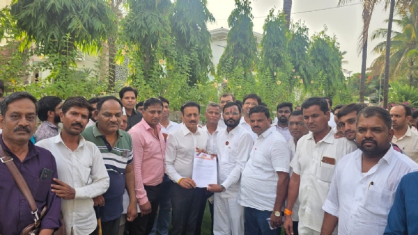 Girish Mahajan to hold Girish Mahajan to hold