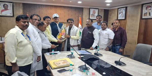 रायगड : कास्ट्राईब कर्मचारी महासंघाच्या मागण्यांवर जिल्हाधिकारी कार्यालयात महत्त्वपूर्ण बैठक