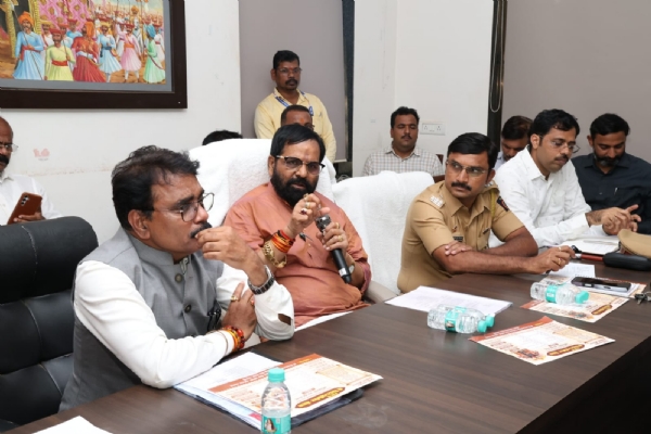 ### **शिवराज्याभिषेक सोहळ्याच्या तयारीला वेग; सर्व यंत्रणांनी समन्वयाने काम करावे - भरत गोगावले**  **महाड, प्रतिनिधी :** दुर्गराज रायगडावर तिथीनुसार २७ जून २०२६ रोजी साजऱ्या होणाऱ्या शिवराज्याभिषेक सोहळ्याच्या तयारीला प्रशासनाने वेग दिला असून सोहळा सुरक्षित, शिस्तबद्ध आणि भव्य स्वरूपात पार पाडण्यासाठी सर्व संबंधित विभागांनी परस्पर समन्वयाने काम करावे, असे निर्देश रोजगार हमी योजना मंत्री भरत गोगावले यांनी दिले.  महाड येथील शासकीय विश्रामगृहात आयोजित आढावा बैठकीत त्यांनी शिवराज्याभिषेक सोहळ्याच्या विविध तयारीचा सविस्तर आढावा घेतला. यावेळी पंचायत समिती महाडच्या सभापती प्रेरणा सावंत, जिल्हाधिकारी किशन जावळे, जिल्हा परिषद अतिरिक्त मुख्य कार्यकारी अधिकारी डॉ. रुपाली सातपुते, अप्पर पोलीस अधीक्षक अभिजित शिवतारे, उपजिल्हाधिकारी डॉ. रविंद्र शेळके, विविध विभागांचे अधिकारी तसेच कोकणकडा मित्र मंडळाचे पदाधिकारी उपस्थित होते.  मंत्री गोगावले म्हणाले की, छत्रपती शिवाजी महाराजांच्या शिवराज्याभिषेकाचा ऐतिहासिक सोहळा महाराष्ट्राच्या गौरवशाली इतिहासाचे आणि संस्कृतीचे प्रतीक आहे. दरवर्षी हजारो शिवभक्त रायगडावर दाखल होत असल्याने त्यांच्या सुरक्षिततेसह सर्व मूलभूत सुविधा उपलब्ध करून देणे ही प्रशासनाची प्राथमिक जबाबदारी आहे. प्रत्येक विभागाने आपापल्या जबाबदाऱ्या वेळेत पूर्ण करून सोहळा यशस्वी करण्यासाठी योगदान द्यावे.  सोहळ्यादरम्यान पावसाची शक्यता लक्षात घेऊन मंडप, भोजन व्यवस्था, वीज पुरवठा, पिण्याचे पाणी, स्वच्छता आणि आरोग्य सुविधा सक्षम ठेवण्याच्या सूचना त्यांनी दिल्या. तसेच आपत्कालीन परिस्थिती हाताळण्यासाठी वैद्यकीय पथके, रुग्णवाहिका, स्ट्रेचर, औषधसाठा आणि सर्पदंशावरील उपचारांची व्यवस्था सज्ज ठेवण्याचे निर्देशही दिले.  जिल्हाधिकारी किशन जावळे यांनी सांगितले की, सोहळ्याच्या अनुषंगाने विविध समित्यांची स्थापना करण्यात आली असून सुरक्षा, आरोग्य, परिवहन, पाणीपुरवठा, स्वच्छता, खानपान, मंडप, शौचालय व्यवस्था आणि राजशिष्टाचार यांचे नियोजन सुरू आहे. शिवभक्तांना कोणतीही गैरसोय होणार नाही यासाठी सर्व यंत्रणा सज्ज असून समितीनिहाय कामांचा नियमित आढावा घेतला जात आहे.  ### मथळे :  1. **शिवराज्याभिषेक सोहळ्यासाठी प्रशासन सज्ज; तयारीचा भरत गोगावले यांनी घेतला आढावा** 2. **रायगडावरील शिवराज्याभिषेक सोहळा भव्य करण्यासाठी यंत्रणांची लगबग** 3. **शिवभक्तांच्या सुविधांना प्राधान्य; शिवराज्याभिषेक तयारीला वेग** 4. **रायगडावरील शिवराज्याभिषेक सोहळ्यासाठी समन्वयाने काम करण्याचे निर्देश** 5. **२७ जूनच्या शिवराज्याभिषेक सोहळ्यासाठी सुरक्षा व सुविधा व्यवस्थेवर विशेष भर**