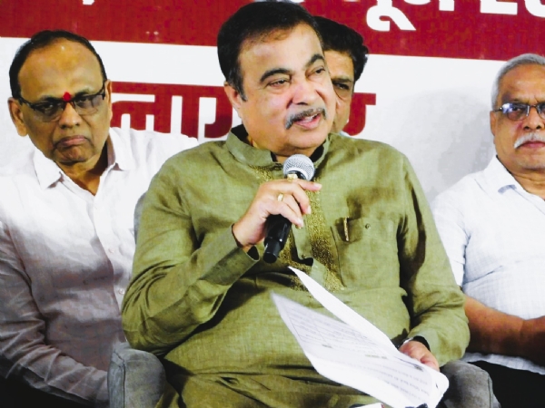 पत्रकार परिषदेला संबोधित करताना नितीन गडकरी
