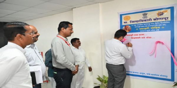 सोलापूर - बालहक्क जनजागृतीसाठी जिल्हाधिका-यांच्या हस्ते स्वाक्षरी मोहीमेचा शुभारंभ