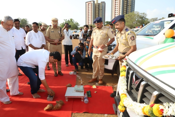 पालकमंत्री प्रकाश आबिटकर यांच्या हस्ते वाहनांचे लोकार्पण पालकमंत्री प्रकाश आबिटकर यांच्या हस्ते वाहनांचे लोकार्पण
